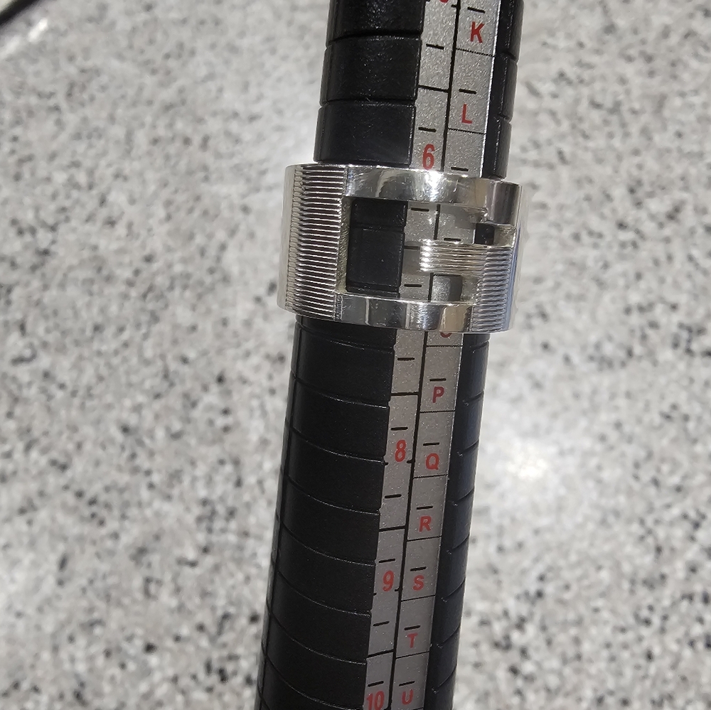 Gucci iconic G ring in silver. Size 7 Euc, Authentic